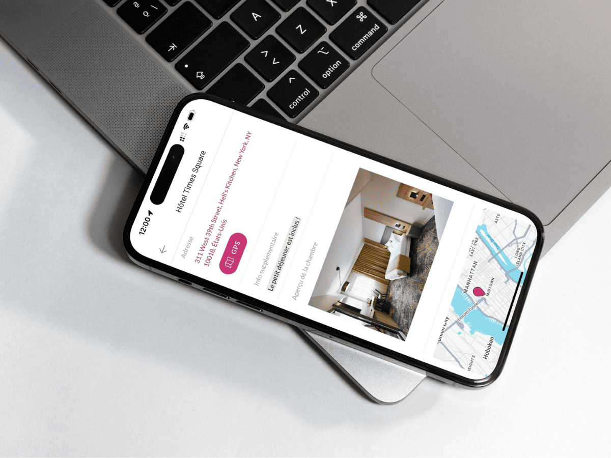 Interface d’un carnet de voyage en ligne avec étapes et visuels 