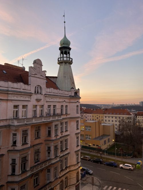 Une belle vue du logement au lever de soleil à Prague