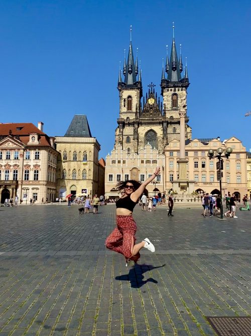 Un saut de bonheur sur la Place de la Vieille Ville de Prague