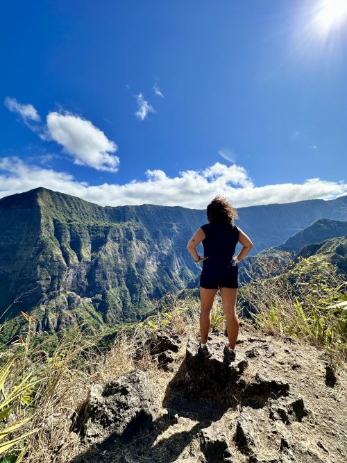Une aventurière sur un sentier de Mafate